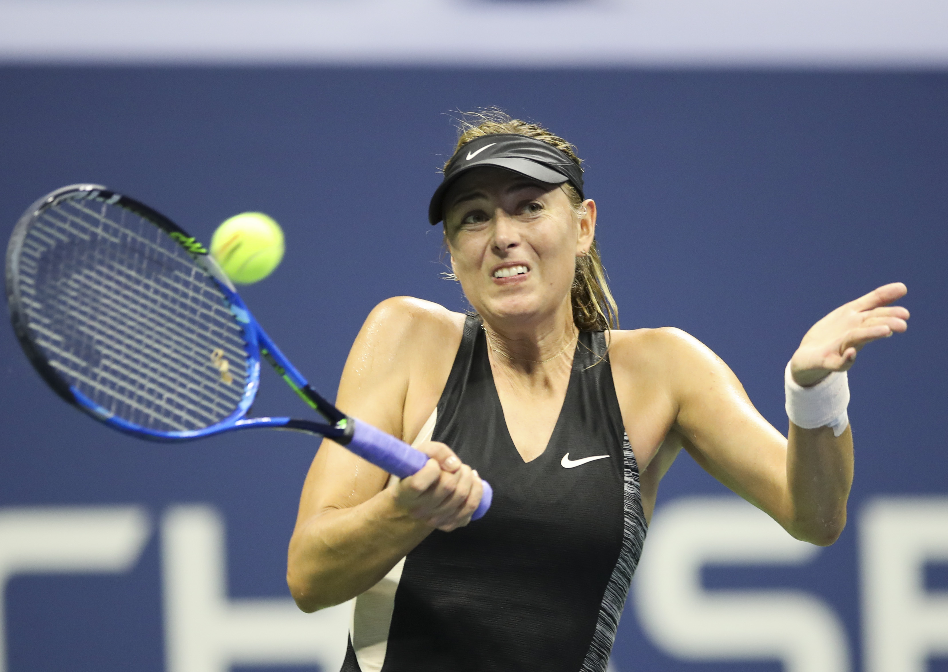 开云棋牌莎拉波娃回归赛场，回归赛场首场状态亮眼，中国队观众沸腾！(莎拉波娃退役告别信)